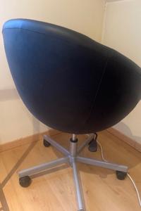 Zwarte bureaustoel met wieltjes