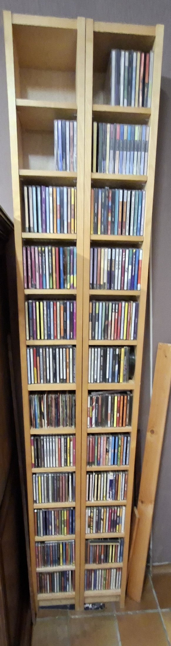 CD-verzameling met twee houten CD-rekken