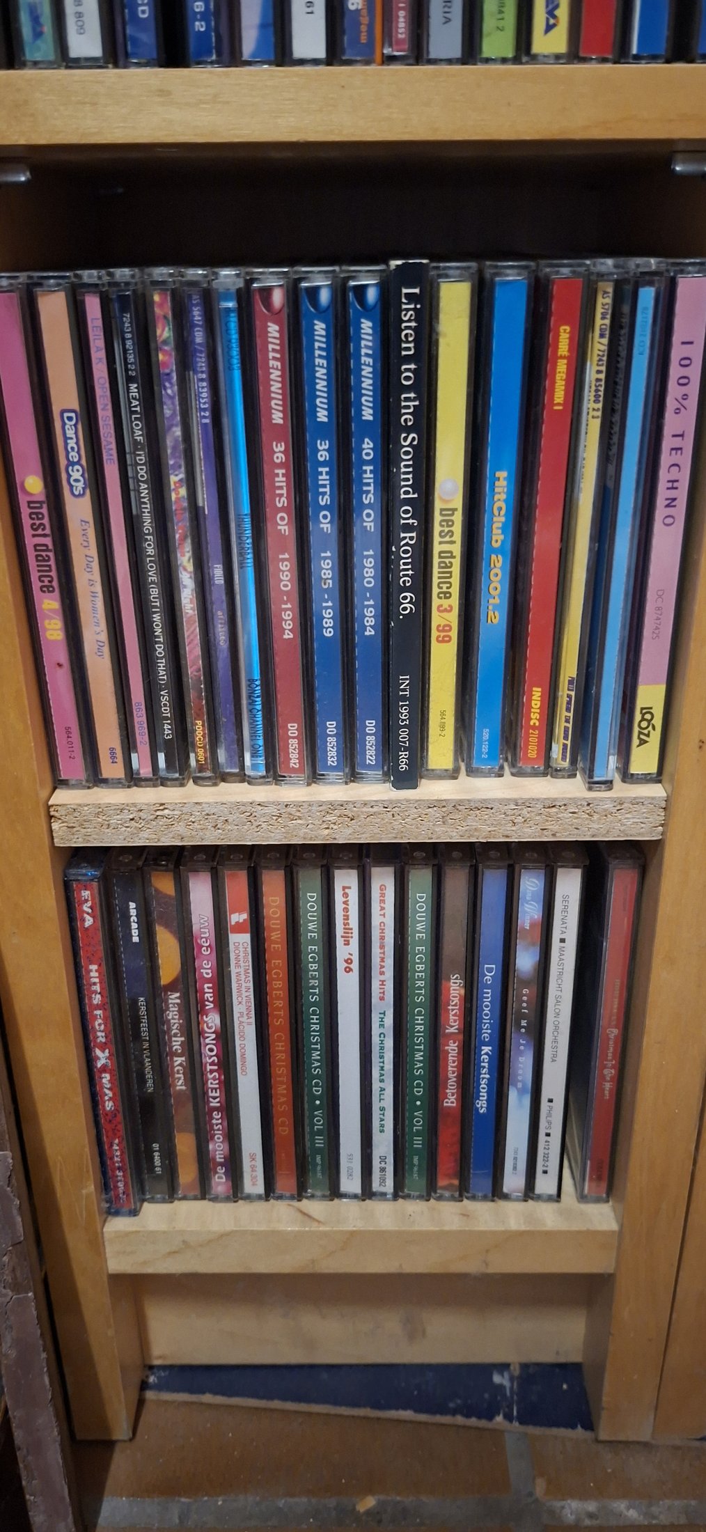 CD-verzameling met twee houten CD-rekken