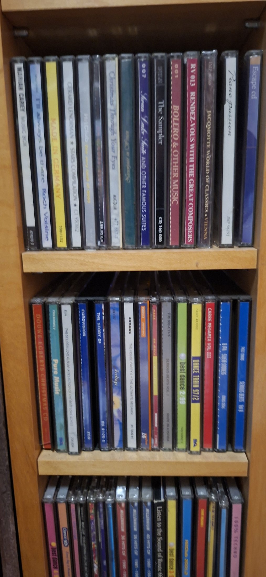 CD-verzameling met twee houten CD-rekken