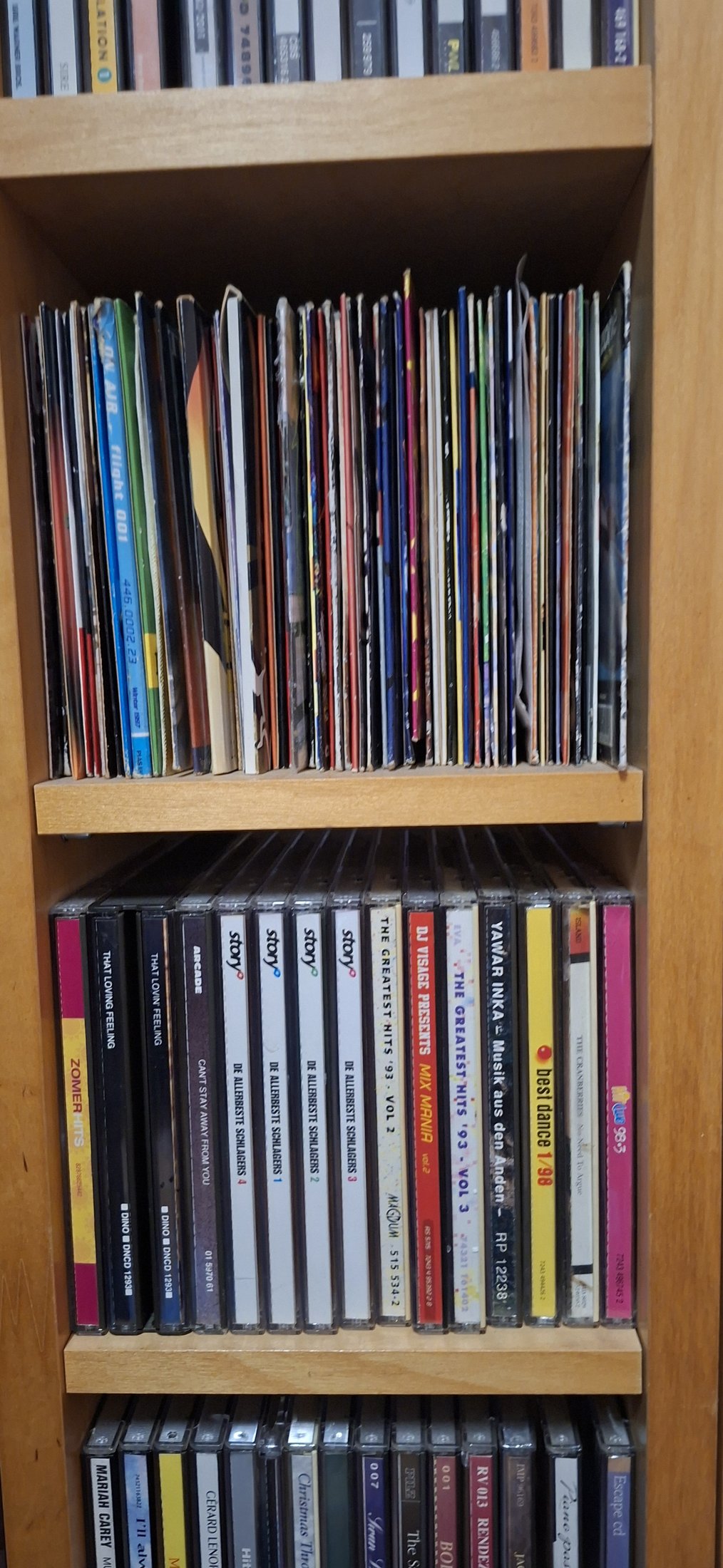 CD-verzameling met twee houten CD-rekken