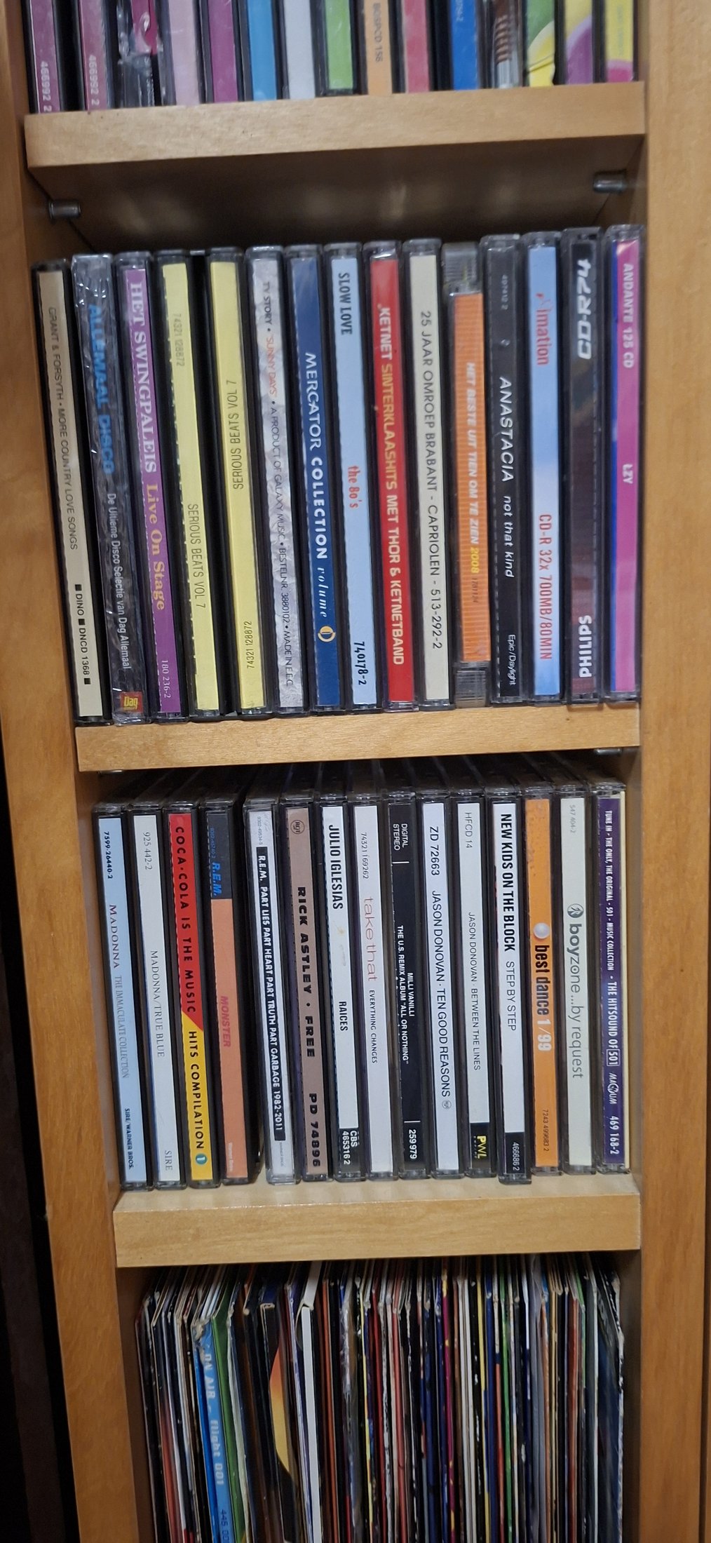 CD-verzameling met twee houten CD-rekken