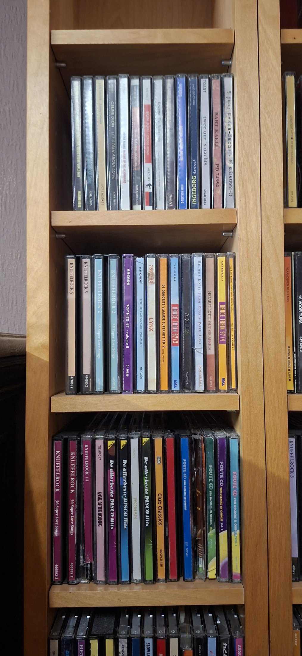 CD-verzameling met twee houten CD-rekken