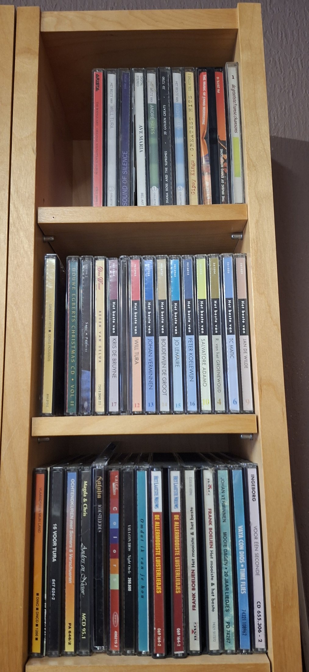 CD-verzameling met twee houten CD-rekken