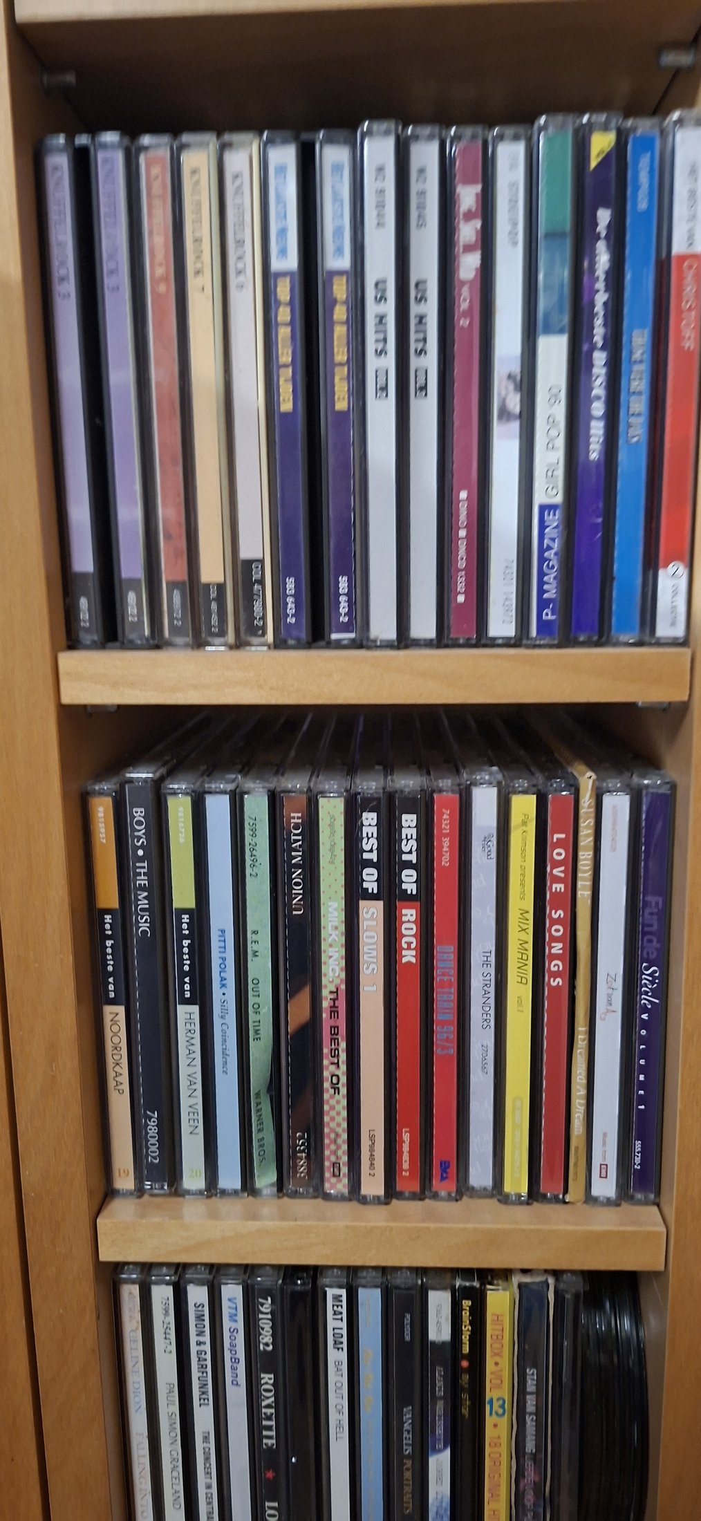CD-verzameling met twee houten CD-rekken