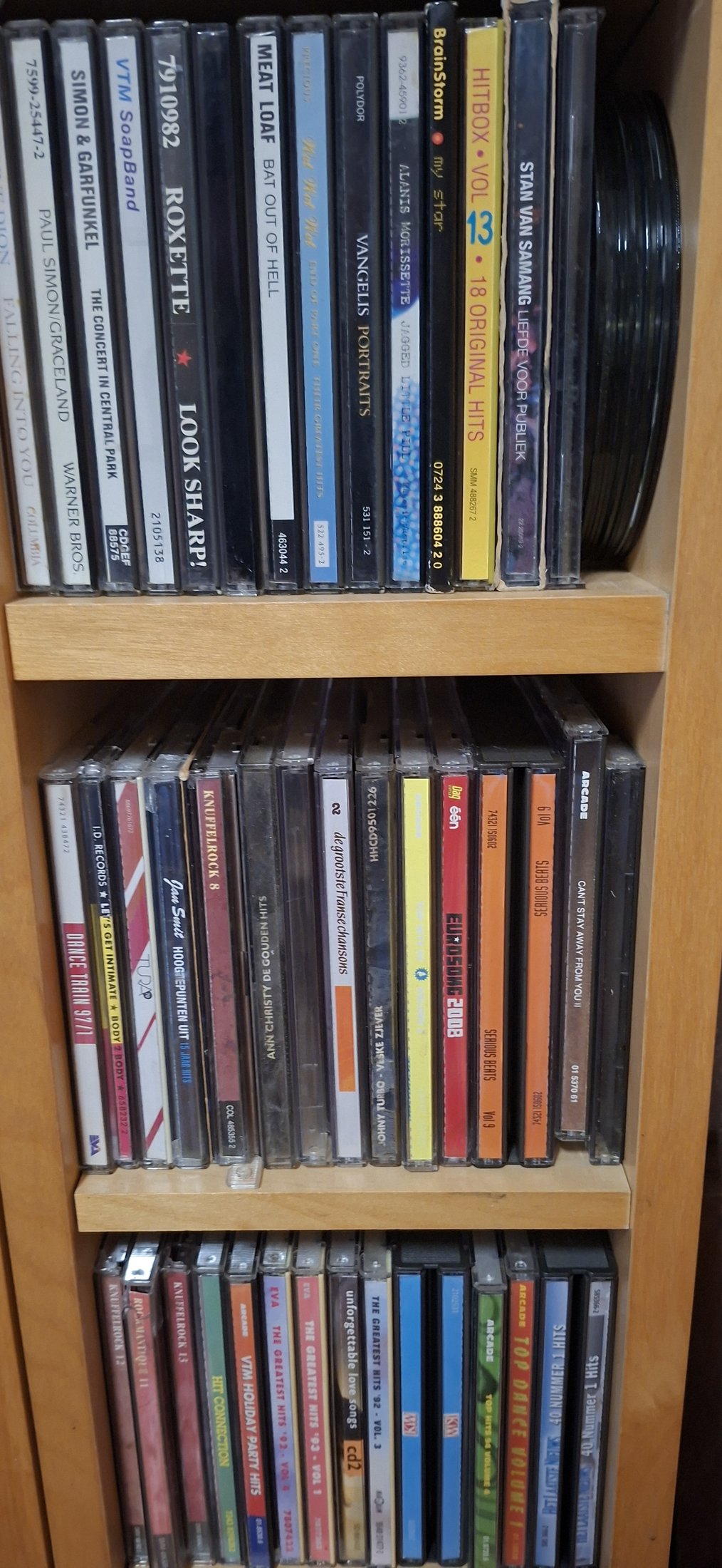 CD-verzameling met twee houten CD-rekken