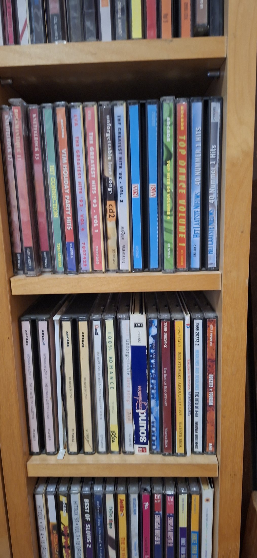 CD-verzameling met twee houten CD-rekken