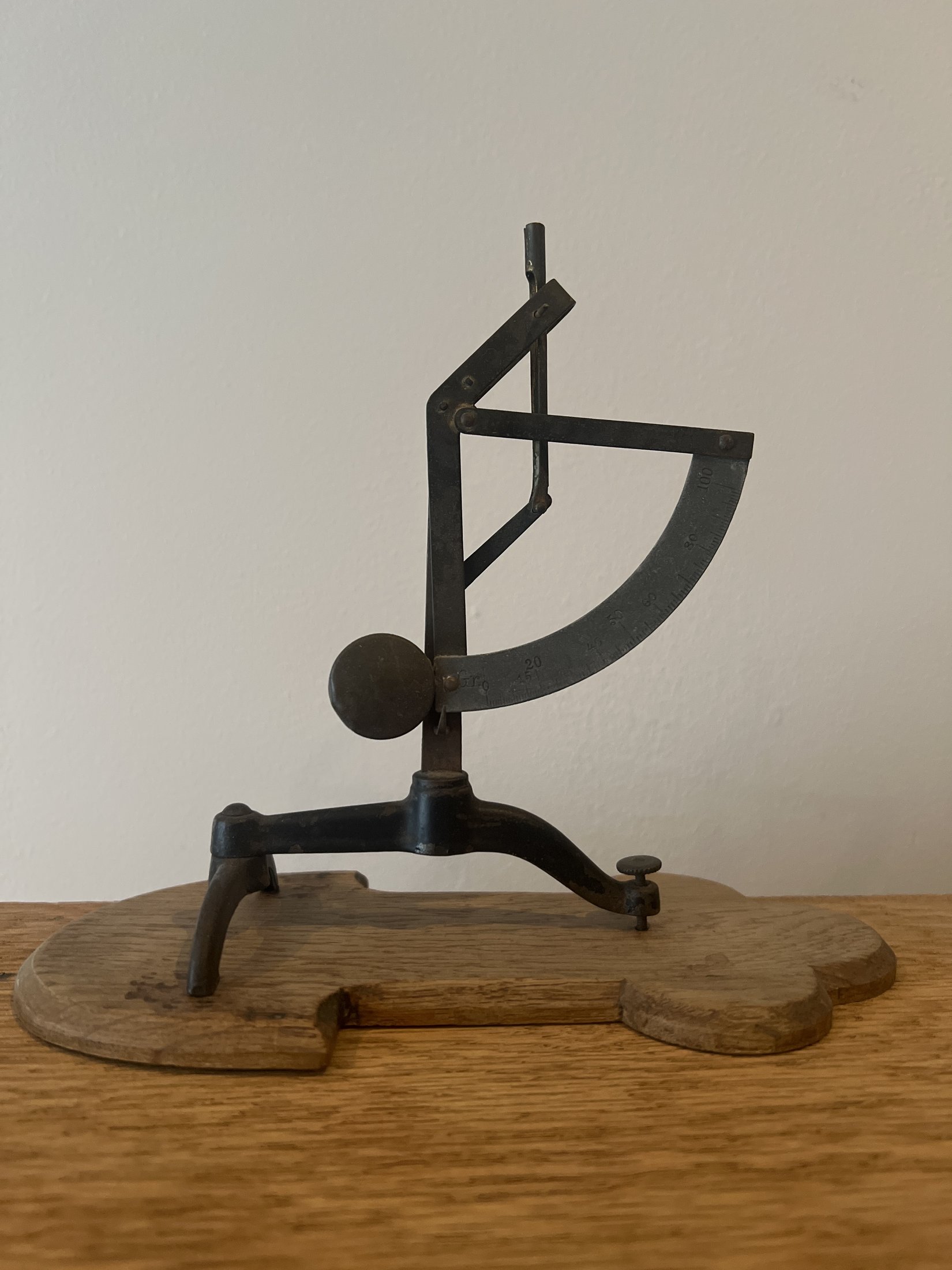 Oude mechanische weegschaal op houten voet